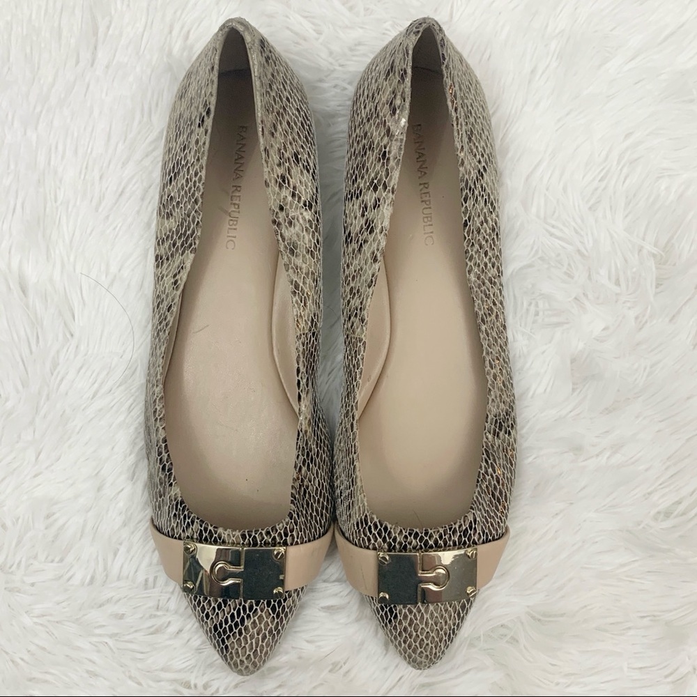BANANA REPUBLIC • Snakeskin Pointy Toed Flats